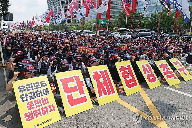 단체협상 촉구 및 임단협 쟁취 결의대회 연 전국레미콘운송노조 (서울=연합뉴스) 임화영 기자 = 전국레미콘운송노조 조합원이 8일 서울 여의도 인근에서 단체협상 촉구 및 임단협 쟁취 결의대회를 하고 있다. 2026.6.8 hwayoung7@yna.co.kr
