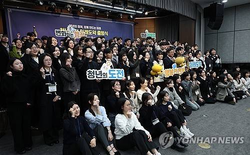 청년인턴 미래도약 출범식 (서울=연합뉴스) 이지은 기자 = 3일 서울 중구 은행회관에서 열린 청년인턴 미래도약 출범식에서 윤호중 행정안전부 장관과 청년 인턴들이 기념촬영을 하고 있다. 2026.3.3
jieunlee@yna.co.kr
(끝)