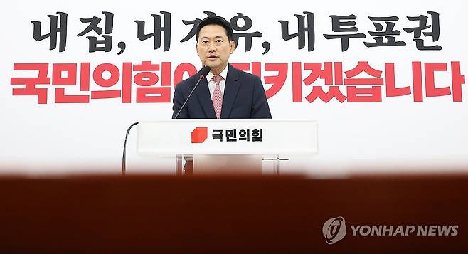 국민의힘 장동혁 대표 기자회견 (서울=연합뉴스) 이동해 기자 = 국민의힘 장동혁 대표가 8일 국회에서 이재명 대통령의 취임 1년 기자회견과 관련한 입장을 밝히고 있다. 2026.6.8 eastsea@yna.co.kr