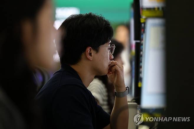 급락장에 코스피 서킷 브레이커 발동 (서울=연합뉴스) 윤동진 기자 = 급락장에 코스피 서킷 브레이커가 발동된 8일 서울 하나은행 본점 딜링룸에서 딜러들이 업무를 보고 있다. 2026.6.8 mon@yna.co.kr