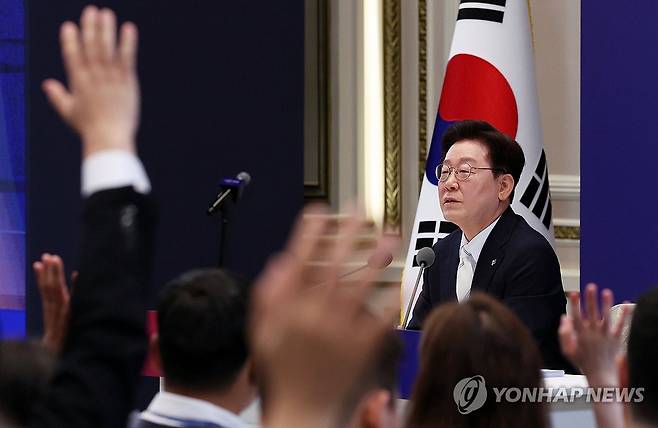 질문받는 이재명 대통령 (서울=연합뉴스) 김도훈 기자 = 이재명 대통령이 8일 청와대 영빈관에서 열린 취임 1주년 기자회견에서 취재진의 질문을 받고 있다. 2026.6.8 superdoo82@yna.co.kr