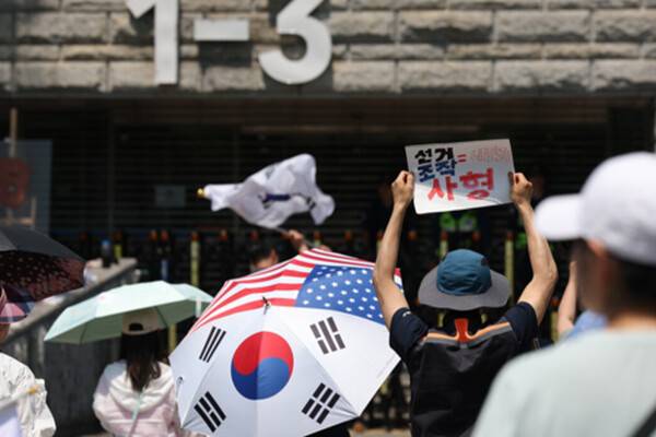 6·3 지방선거 투표용지 부족 사태를 규탄하며 재선거를 요구하는 '잠실 개표소 봉쇄 시위'가 계속되고 있는 9일 서울 송파구 올림픽공원 핸드볼경기장에서 시민들이 구호를 외치고 있다. 연합뉴스