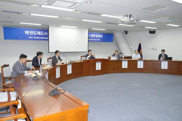 8일 광주시의회 예산결산특별위원회 회의실에서 정진욱 국회의원 주최로 열린 ‘왜 광주인가? 반도체 FAB 광주유치 전략 토론회’에서 참석자들이 반도체 산업 육성 방안에 대해 논의하고 있다.<광주시의회 제공>