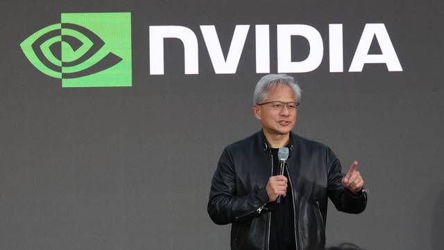 젠슨 황 엔비디아 최고경영자(CEO)가 8일 서울 중구 신라호텔에서 열린 ‘엔비디아 코리아 AI 에코시스템 리셉션’에서 연설하고 있다. /연합뉴스
