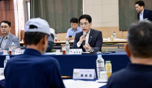◇김민재 행정안전부 차관이 8일 ‘햇빛소득마을’ 후보지인 우천면 하대리를 방문해 주민들과 대회를 나누고 있다.