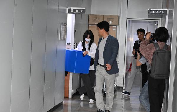 9일 경찰이 경남도청 공보관실을 압수수색을 했다.경찰이 압수물을 경남경찰청으로 가져가고 있다./김구연 기자