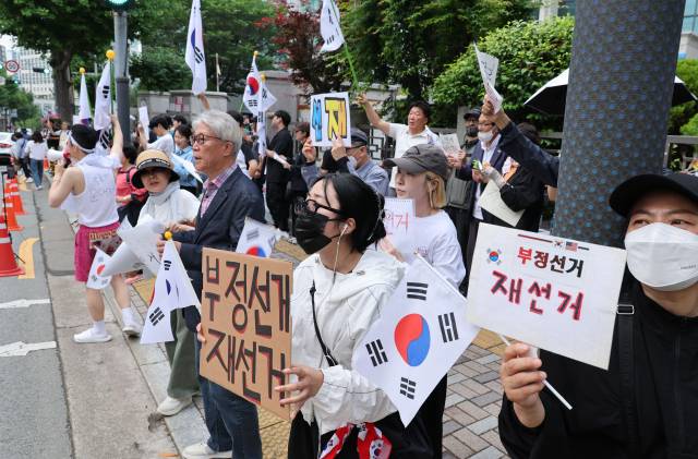 지난 8일 오후 부산 연제구 부산시선거관리위원회 앞에서 지방선거 투표용지 부족 사태에 항의하는 시민들이 모여 ‘부정선거’와 ‘재선거’를 주장하고 있다. 정종회 기자 jjh@