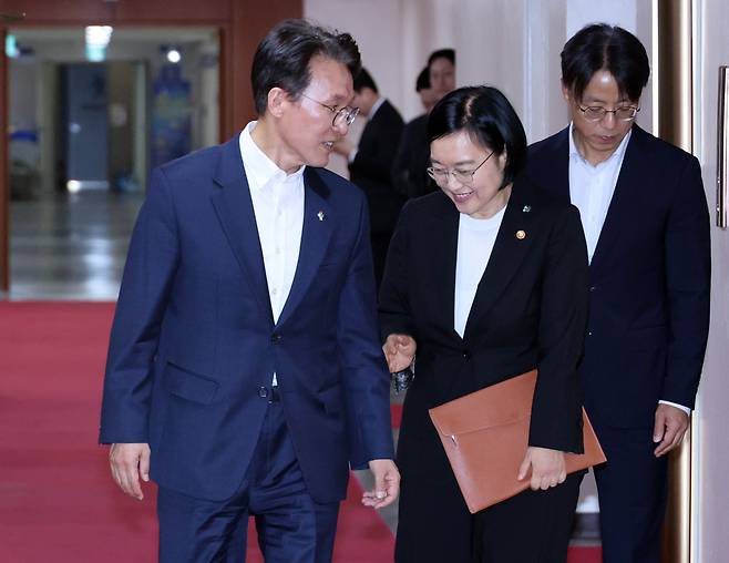 김민석 국무총리와 한성숙 국무총리 후보자가 9일 오전 서울 종로구 정부서울청사에서 열린 국무회의 겸 비상경제점검회의에 함께 입장하고 있다.(연합뉴스)