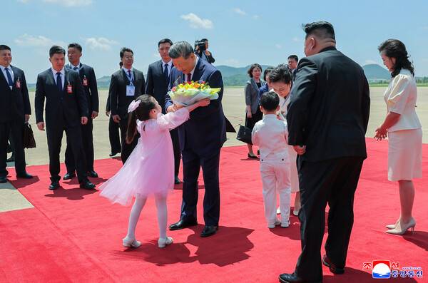 김정은 북한 국무위원장과 아내 리설주 여사가 지난 8일 평양 순안공항에서 시진핑 중국 국가주석과 부인 펑리위안 여사를 맞이했다고 조선중앙통신이 9일 보도했다. 2026.6.9 연합뉴스