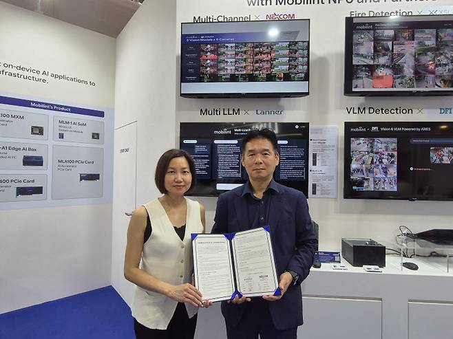 왼쪽부터 넥스코봇 제니 셔언(Jenny Shern) 총괄 매니저(General Manager), 모빌린트 김성모 사업개발 본부장)이다. 사진=모빌린트