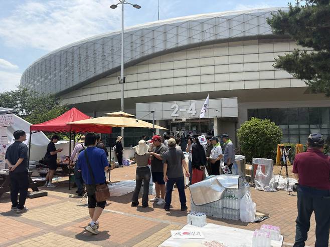 9일 낮 12시 40분 대한체육회 경기단체협회 직원들이 서울 송파구 올림픽공원 핸드볼경기장 2-4문으로 출입을 시도하자 시위대가 이를 가로막고 있다.(사진=권아인 수습기자)
