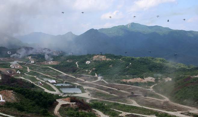 지난 5월 28일 경기 포천시 승진과학화훈련장에서 진행된 ‘2026 합동화력훈련’에서 정찰드론이 기계화 전력과 함께 기동하고 있다. (사진=연합뉴스)