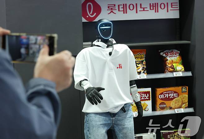 지난 4월 22일 서울 강남구 코엑스에서 열린 '2026 월드IT쇼'(WIS 2026)를 찾은 관람객들이 롯데이노베이트 부스에서 AI 로봇이 운영하는 편의점을 살펴보고 있다. 2026.4.22 ⓒ 뉴스1 오대일 기자