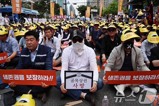 전국에서 모인 소상공인들이 9일 오후 서울 여의도 국회 앞에서 열린 '생존권 사수와 고용정책 대전환 촉구 범소상공인 결의대회'에서 최저임금 구분 적용과 주휴수당 폐지, 대형마트 새벽배송 허용 철회 등을 촉구하며 구호를 외치고 있다. ⓒ 뉴스1 구윤성 기자