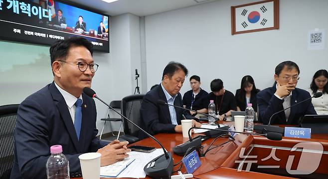송영길 더불어민주당 의원이 9일 오후 서울 여의도 국회의원회관에서 열린 '이재명 정부 2년차, 더 과감한 개혁이다' 포럼에 참석해 국정개혁을 주제로 토론하고 있다. 왼쪽부터 송 의원, 민병두 전 의원, 김상욱 울산시장 당선인. 2026.6.9 ⓒ 뉴스1 안은나 기자