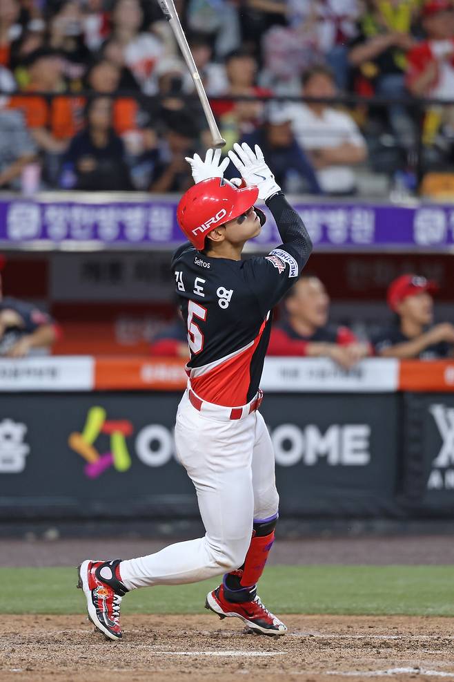 KIA 타이거즈 김도영이 9일 열린 한화 이글스와의 경기에서 4회초 3점홈런을 때리고 있다. (KIA 제공)