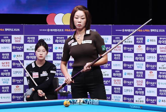 ‘20승 고지 코앞’ 김가영, 퇴근길 미소와 함께 “보람찬 하루일을 끝마치고서~”...스롱 피아비와 10일 우승 격돌