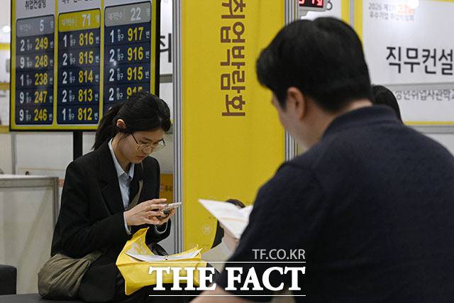 ‘2026 1차 KB굿잡 우수기업 취업박람회’가 지난 4월 27일 오전 서울 강남구 삼성동 코엑스에서 열린 가운데 구직자들이 상담을 기다리고 있다./서예원 기자