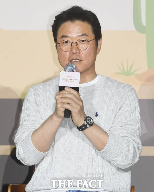 최근 나영석 PD는 유튜브 '채널십오야'를 통해 새로운 돌파구를 찾고 있지만, 방송 시청률만 놓고 보면 예전 같은 압도적 존재감은 분명 약해진 모습이다. 사진은 지난 3월 나영석PD가 넷플릭스 예능 '이서진의 달라달라' 제작발표회에 참석해 발언하고 있다. /박상민 기자
