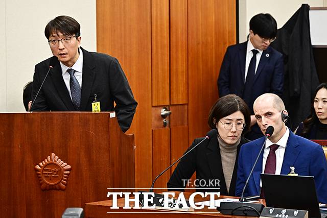 박대준 전 쿠팡 한국대표가 지난해 12월30일서울 여의도 국회에서 열린 '쿠팡 침해사고 및 개인정보 유출, 불공정 거래, 노동환경 실태 파악과 재발방지 대책 마련을 위한 청문회'에 출석해 질의답변을 하고 있다. 오른쪽은 해롤드 로저스 쿠팡 대표이사. /국회=배정한 기자