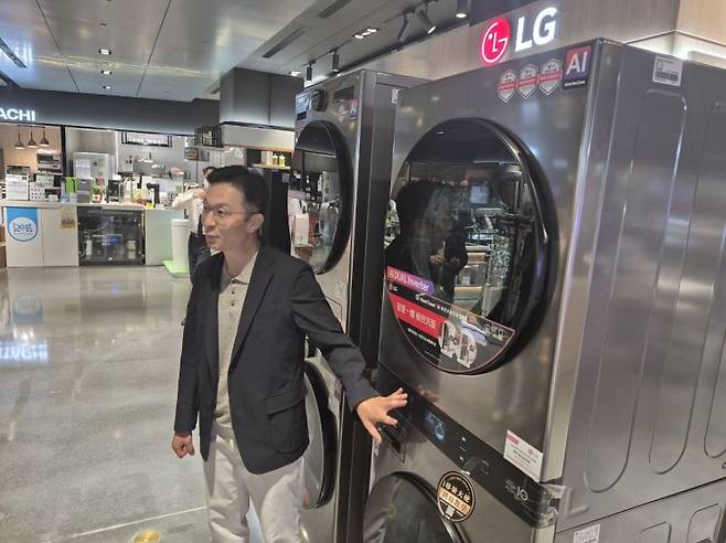 김건일 LG전자 대만법인장이 지난달 31일(현지시간) 대만 타이베이 신의구 A13 원동백화점에 위치한 LG전자 매장에서 LG 워시타워 제품을 설명하고 있다. 김진영 기자