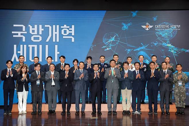 안규백 국방부장관이 9일 서울 용산구 전쟁기념관에서 열린 국방개혁 세미나에서 참석자들과 기념촬영하고 있다./국방부