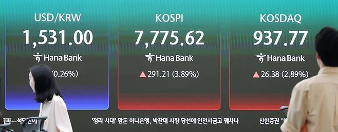 9일 서울 중구 하나은행 딜링룸 현황판에 코스피와 코스닥, 원달러 환율이 표시되고 있다. ⓒ연합뉴스