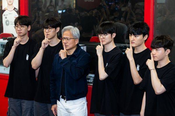 T1 멤버들과 페이커 시그니처 포즈를 취하는 황 CEO.ⓒ뉴시스
