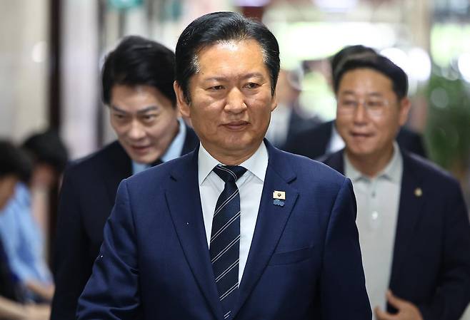 정청래 더불어민주당 대표가 8일 서울 여의도 국회에서 열린 비공개 최고위원회의에 참석하고 있다. 2026.6.8 뉴스1