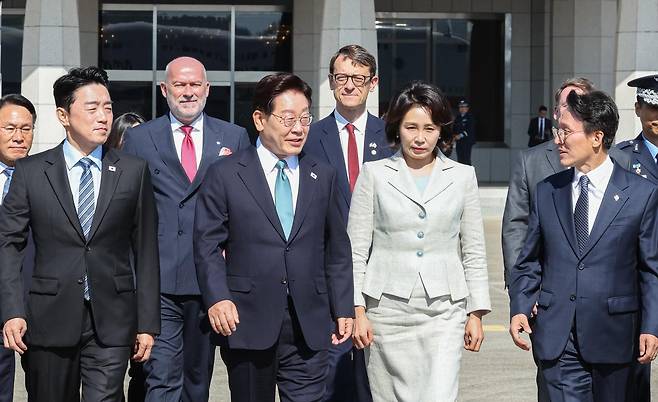 G7 정상회의 참석차 유럽 순방 일정에 나선 이재명 대통령과 김혜경 여사가 9일 경기 성남 서울공항에서 공군1호기로 이동하고 있다. 성남=뉴스1