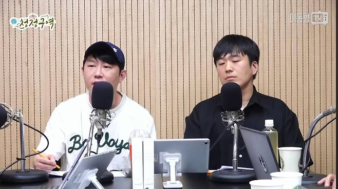 오창석(왼쪽) 청년재단 이사장이 8일 유튜브 채널 이동형TV의 '청정구역'에서 유시민 작가를 겨냥해 비속어를 섞어 발언하고 있다. 평소 "유시민 작가를 존경한다"고 말해 온 황희두(오른쪽) 노무현재단 이사는 눈을 감은 채 불편한 표정을 짓고 있다. 유튜브 영상 캡처