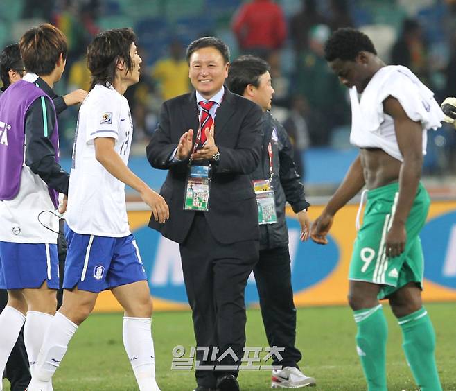 지난 2010 남아공 월드컵 당시 16강 진출을 확정한 뒤 환호하는 허정무 감독의 모습. 사진=IS포토