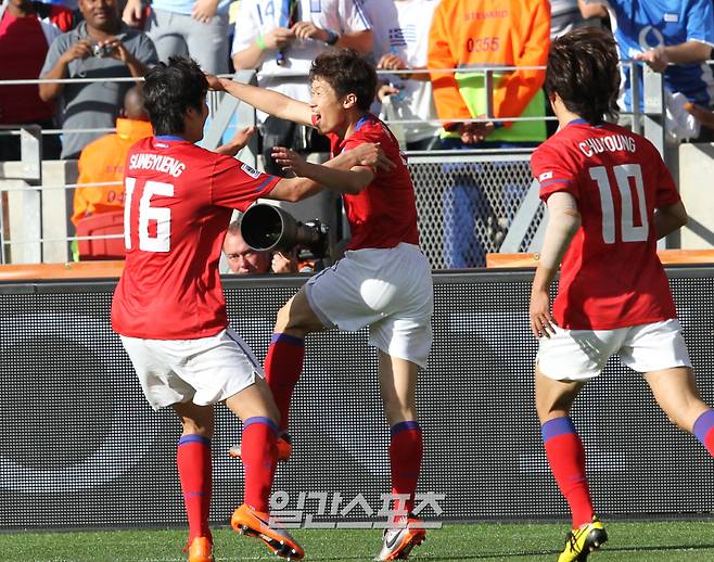 한국 박지성(가운데)이 2010 남아공 월드컵 조별리그 1차전 그리스전서 추가 골을 터뜨린 뒤 기성용, 박주영과 함께 환호하고 있다. 사진=IS포토