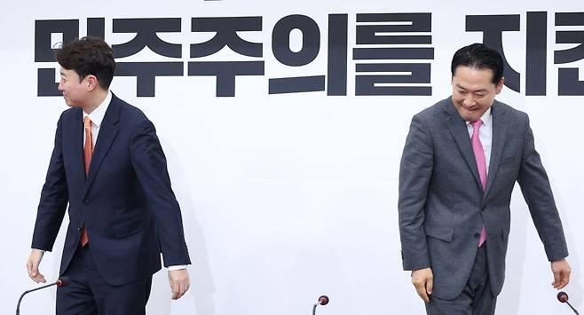 이준석 개혁신당 대표와 장동혁 국민의힘 대표가 지난 1월 13일 서울 여의도 국회에서 회동하고 있다. 뉴스1