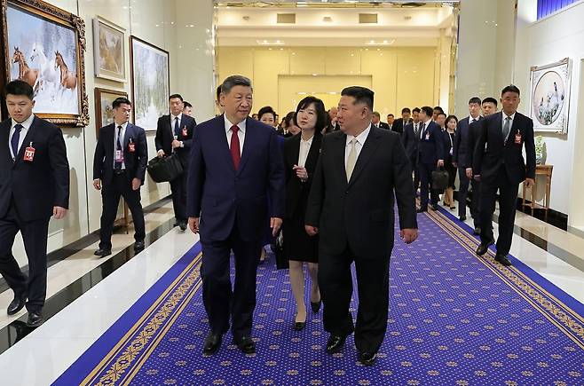 김정은 북한 국무위원장과 시진핑 중국 주석이 8일 정상회담을 마치고 목란관 연회장에 입장하는 모습. 노동신문, 뉴스1