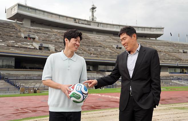9일(한국시간) 멕시코시티 에스타디오 올림피코 우니베르시타리오를 찾은 한국 축구의 두 레전드 차범근(오른쪽) 전 감독과 박지성 JTBC 해설위원. 차 전 감독이 40년 전 멕시코 월드컵을 뛰었던 축구장이다. 강정현 기자
