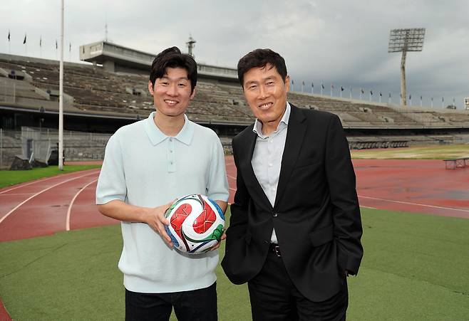 한국축구 레전드 차범근(오른쪽)과 박지성. 강정현 기자
