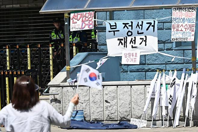 6·3 지방선거 투표용지 부족 사태를 규탄하며 재선거 요구 시위가 닷새째 이어지고 있는 9일 서울 송파구 올림픽공원 핸드볼경기장에 설치된 개표소 앞에서 참가자들이 구호를 외치고 있다. 윤웅 기자