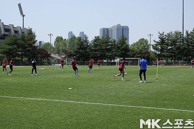 훈련 중인 부천 FC 선수들. 사진=이근승 기자