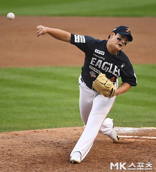2025년 10월 26일 오후 서울 잠실야구장에서 ‘2025 KBO 포스트시즌’ 한화 이글스와 LG 트윈스의 경기가 열렸다. 8회말 한화 김서현이 역투하고 있다. 사진=천정환 기자