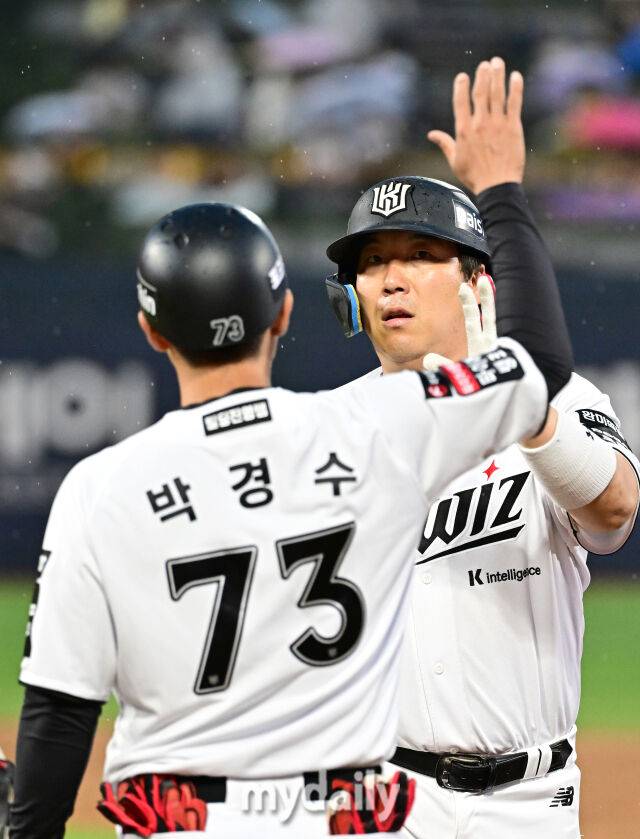 2026년 6월 4일 오후 경기도 수원KT위즈파크에서 열린 '2026 신한 SOL KBO리그' LG 트윈스와 KT 위즈의 경기. KT 김현수가 3회말 무사 1.2루서 1타점 적시타를 친 뒤 기뻐하고 있다./마이데일리