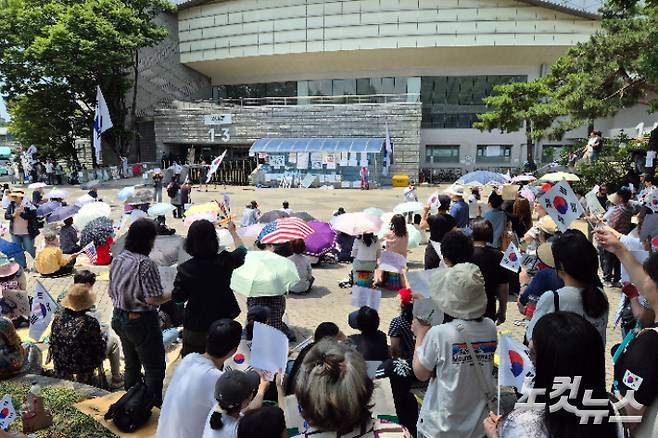 9일 서울 송파구 올림픽공원 핸드볼경기장 앞에는 부정선거론을 내세우며 투표용지 부족 사태에 반발하는 집회가 이어지고 있다. 송선교 기자