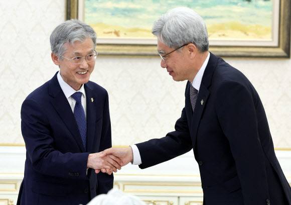 김상환 헌법재판소장(오른쪽)과 조희대 대법원장이 8일 청와대에서 열린 4부 요인 회동에 앞서 인사하고 있다. 뉴스1