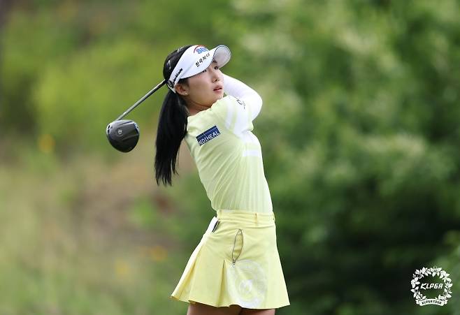 이동은은 LPGA투어를 잠시 접고 메르세데스-벤츠 한국여자오픈 타이틑 방어에서 나선다. 이동은이 지난 8일 끝난 KLPGA투어 셀트리온 퀸즈 마스터즈에서 드라이버 티샷을 날리고 있다. KLPGA제공.
