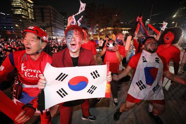 2022 카타르 월드컵 조별리그 대한민국과 우루과이의 경기가 열린 11월 24일 거리 응원에 나선 시민들이 서울 광화문광장을 가득 메운 채 응원을 펼치고 있다. 성동훈 기자
