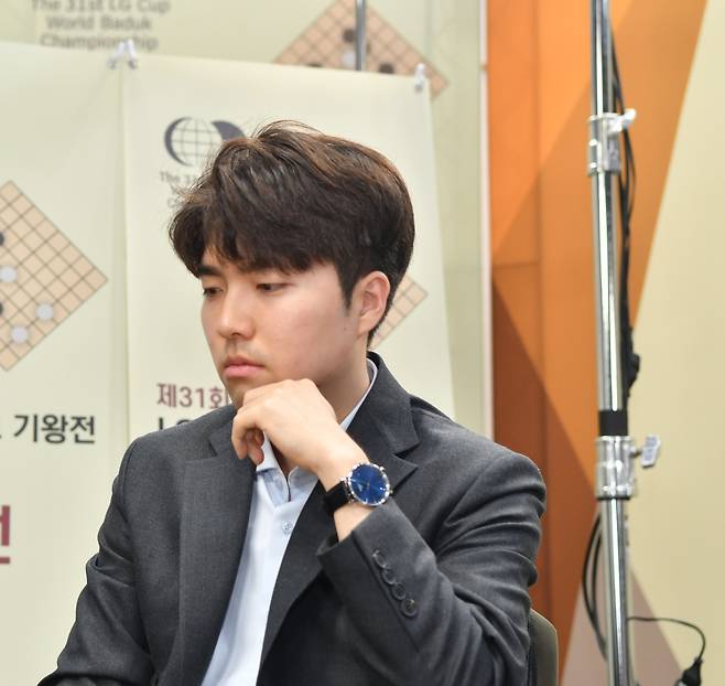 박하민 9단이 9일 전주 왕의지밀에서 열린 제31회 LG배 24강전에서 김은지 9단과 대국 중 생각에 잠겨있다. 한국기원 제공