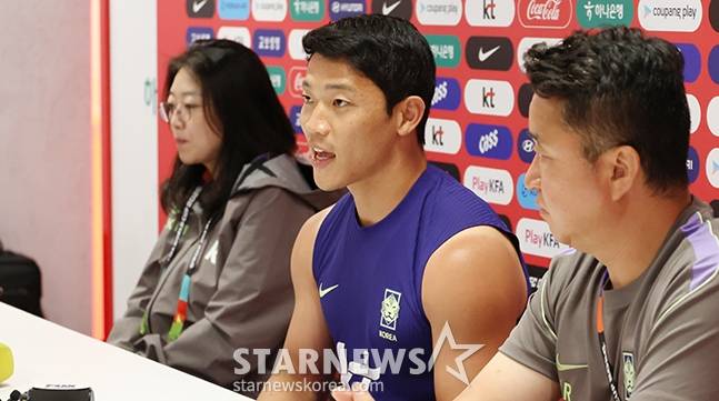 대한민국 축구 국가대표팀이 2026 북중미월드컵을 앞두고 8일 멕시코 과달라하라 치바스 베르데 바예에서 훈련을 진행했다. 황희찬이 훈련에 앞서 인터뷰에 응하고 있다. /사진=김진경 대기자