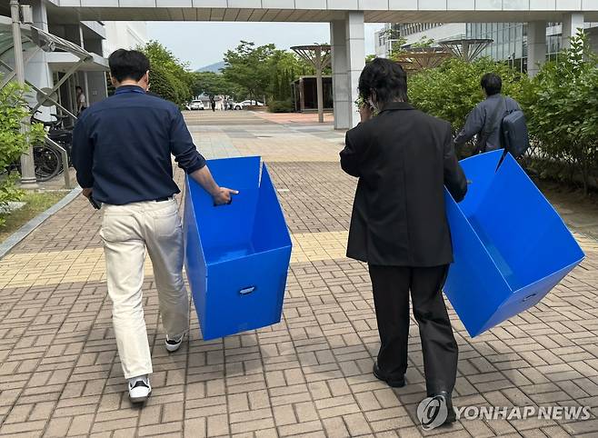 경남도청 압수수색 나선 경찰 (창원=연합뉴스) 이정훈 기자 = 경찰이 9일 압수수색을 위해 경남도청으로 향하고 있다.
경남경찰청은 6·3지방선거 과정에서 불거진 국민의힘 박완수 경남지사 당선인 캠프 측의 '딥페이크 영상·관권선거 의혹'과 관련해 이날 강제수사에 착수했다. 2026.6.9 seaman@yna.co.kr