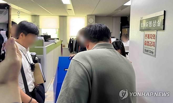 경찰, 경남도청 압수수색 (창원=연합뉴스) 이정훈 기자 = 경찰이 9일 압수수색을 위해 경남도청 ENG영상실로 들어가고 있다.
경남경찰청은 6·3지방선거 과정에서 불거진 국민의힘 박완수 경남지사 당선인 캠프 측의 '딥페이크 영상·관권선거 의혹'과 관련해 이날 강제수사에 착수했다. 2026.6.9 seaman@yna.co.kr
