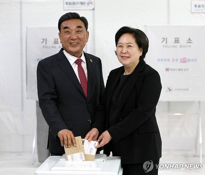 사전 투표하는 김두겸 울산시장 후보 부부 (울산=연합뉴스) 장지현 기자 = 6·3 지방선거 및 국회의원 재·보궐선거 사전투표 첫날인 지난달 29일 오전 국민의힘 김두겸 울산시장 후보(왼쪽)가 배우자와 함께 기표한 투표지를 투표함에 넣고 있다. 2026.5.29 jjang23@yna.co.kr